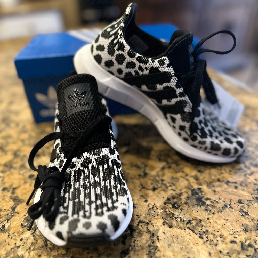 NWT Adidas cheetah print swift run in raw white/core black/carbon size 36.5